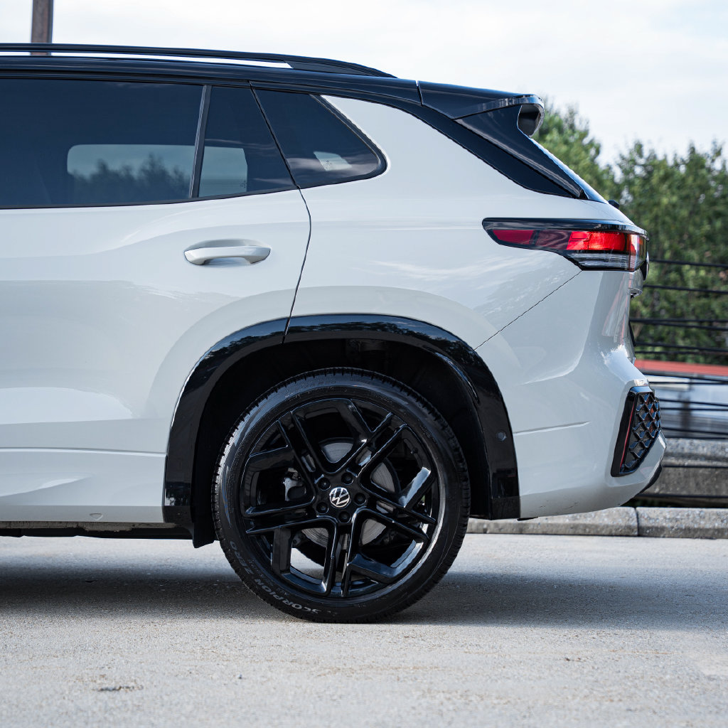 Certified 2026 Volkswagen Tiguan SE R-Line FWD image 5