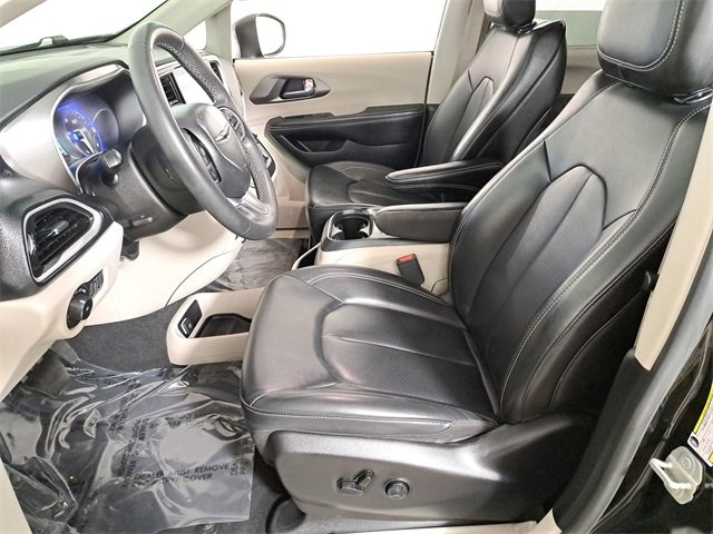 Used 2023 Chrysler Pacifica Touring-L image 18