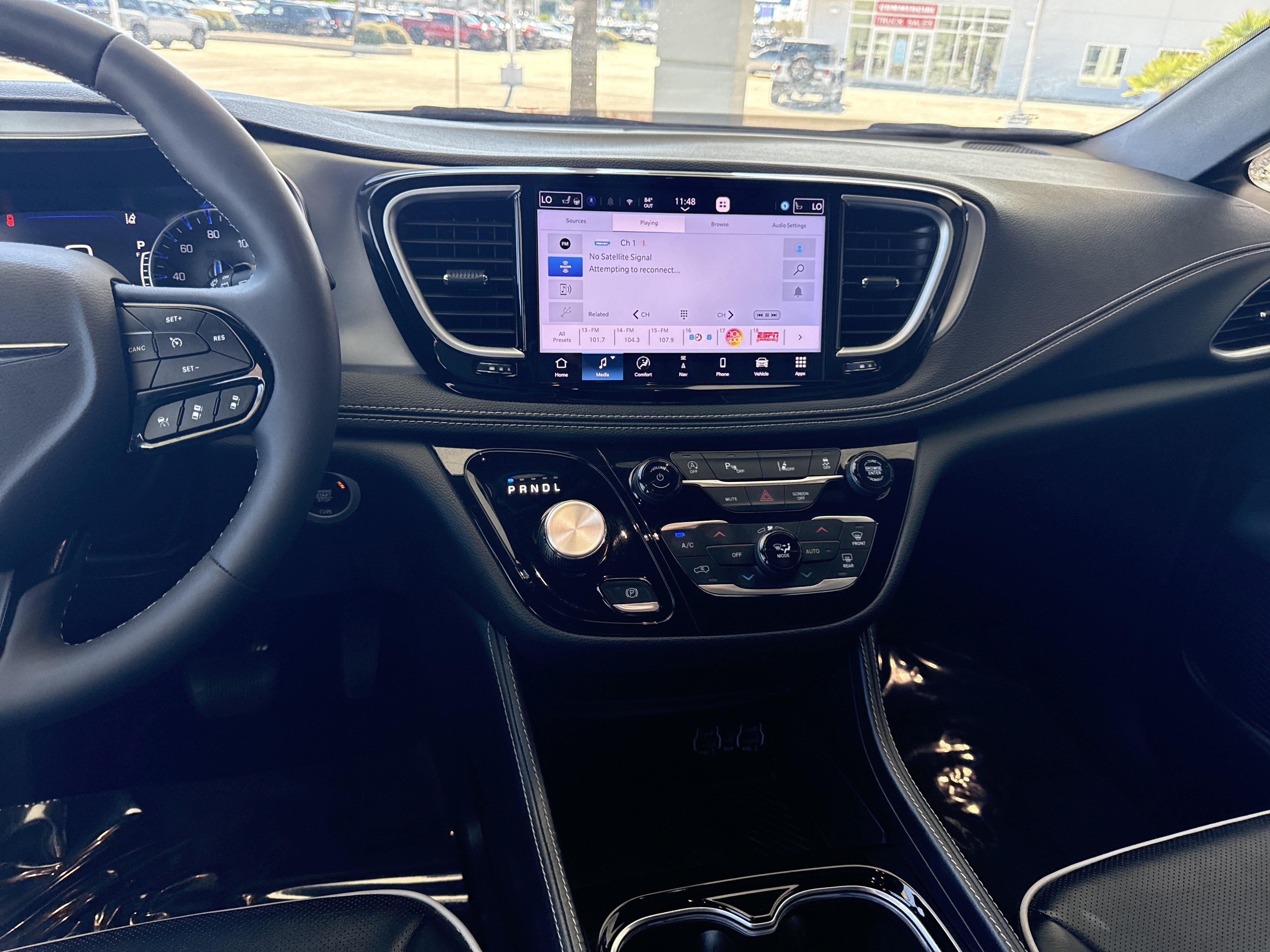Used 2025 Chrysler Pacifica Limited FWD image 29
