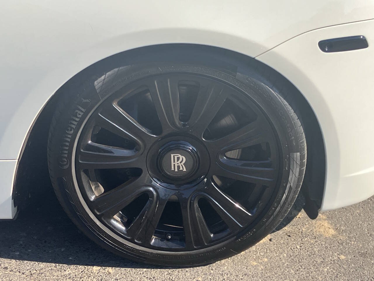 Used 2018 Rolls-Royce Dawn RWD image 17