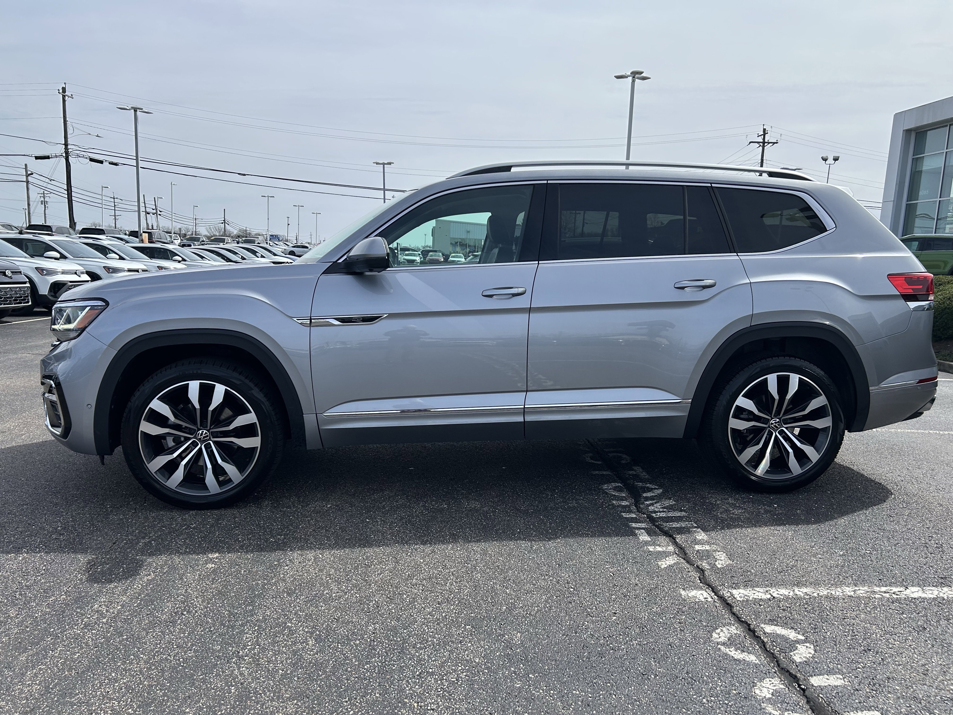 Certified 2022 Volkswagen Atlas SEL Premium image 4