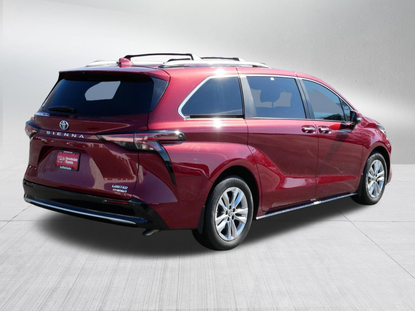 Certified 2023 Toyota Sienna Limited FWD image 7