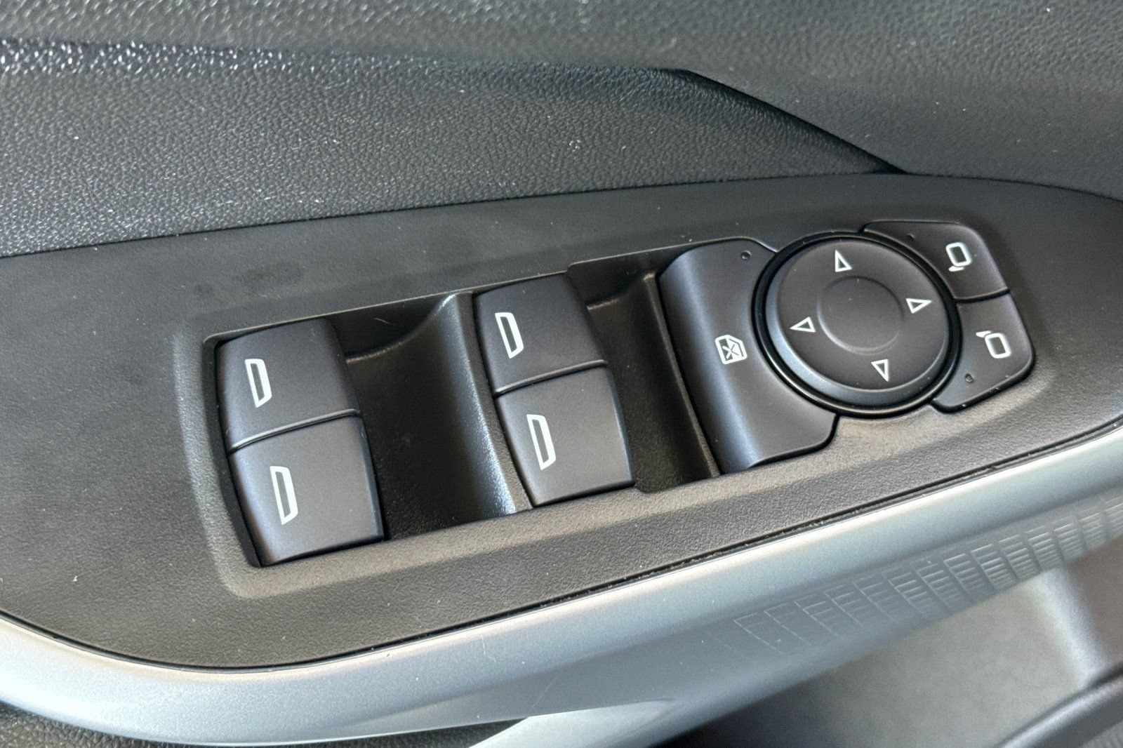 Used 2025 Chevrolet Trax LS FWD image 18