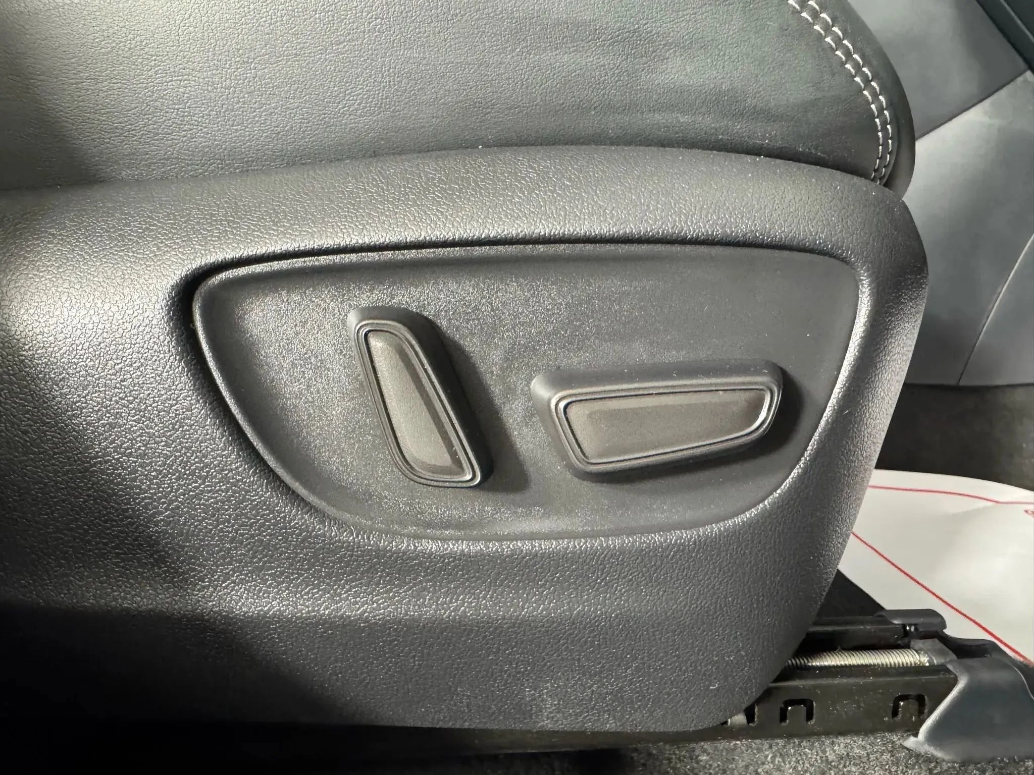 Used 2025 Toyota RAV4 Limited image 38