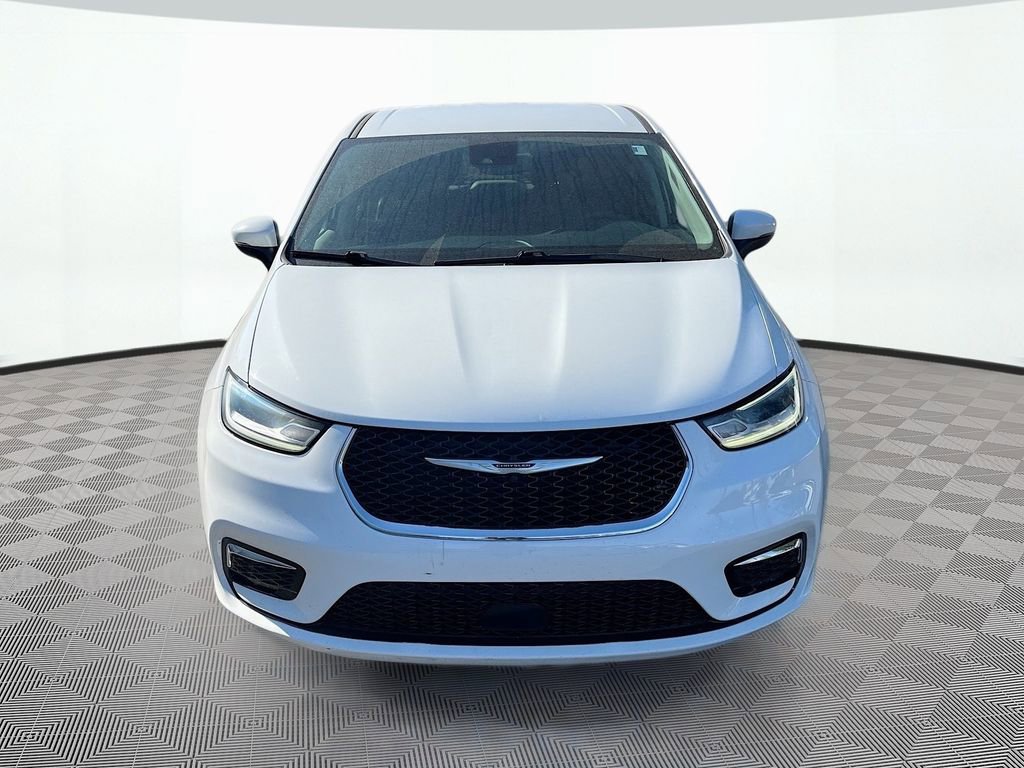 Used 2023 Chrysler Pacifica Touring-L FWD image 2