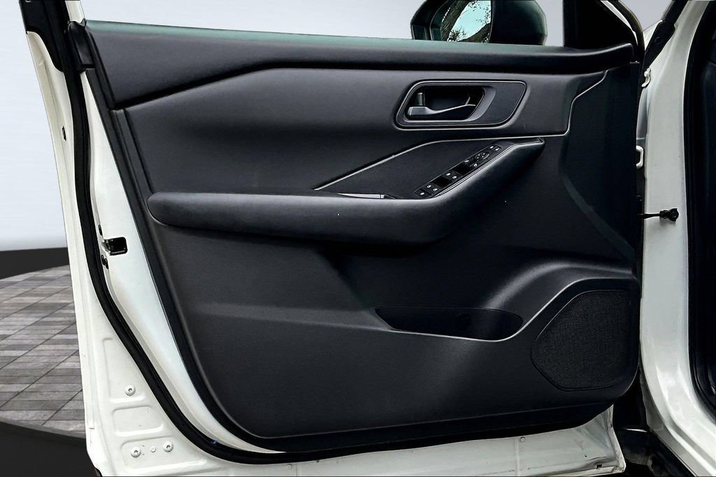 Used 2024 Nissan Rogue S FWD image 19