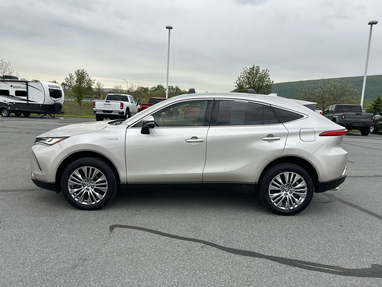 Used 2021 Toyota Venza XLE w/ Softex Package AWD/4WD image 4