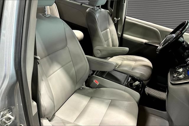 Used 2019 Toyota Sienna XLE FWD image 29