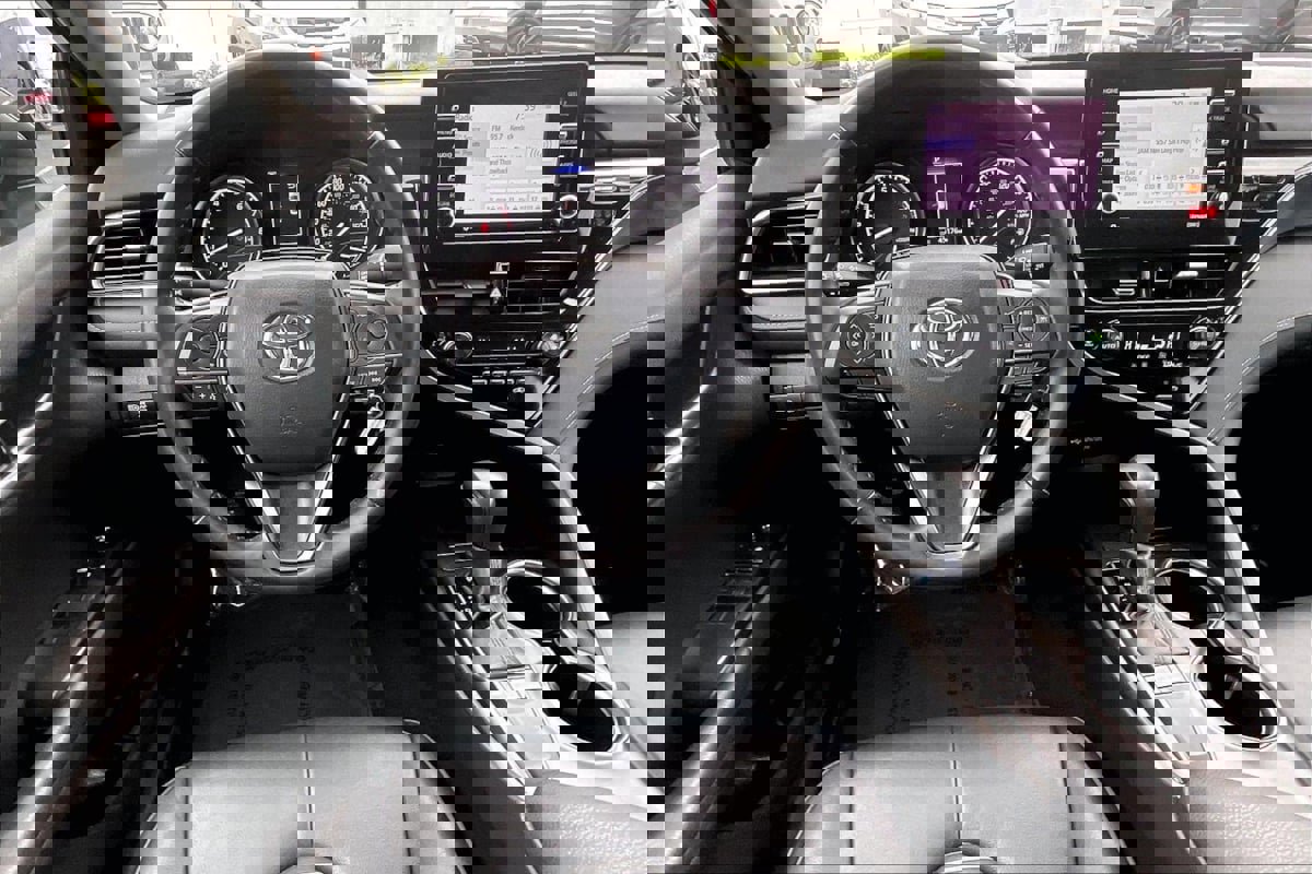 Used 2024 Toyota Camry SE image 5