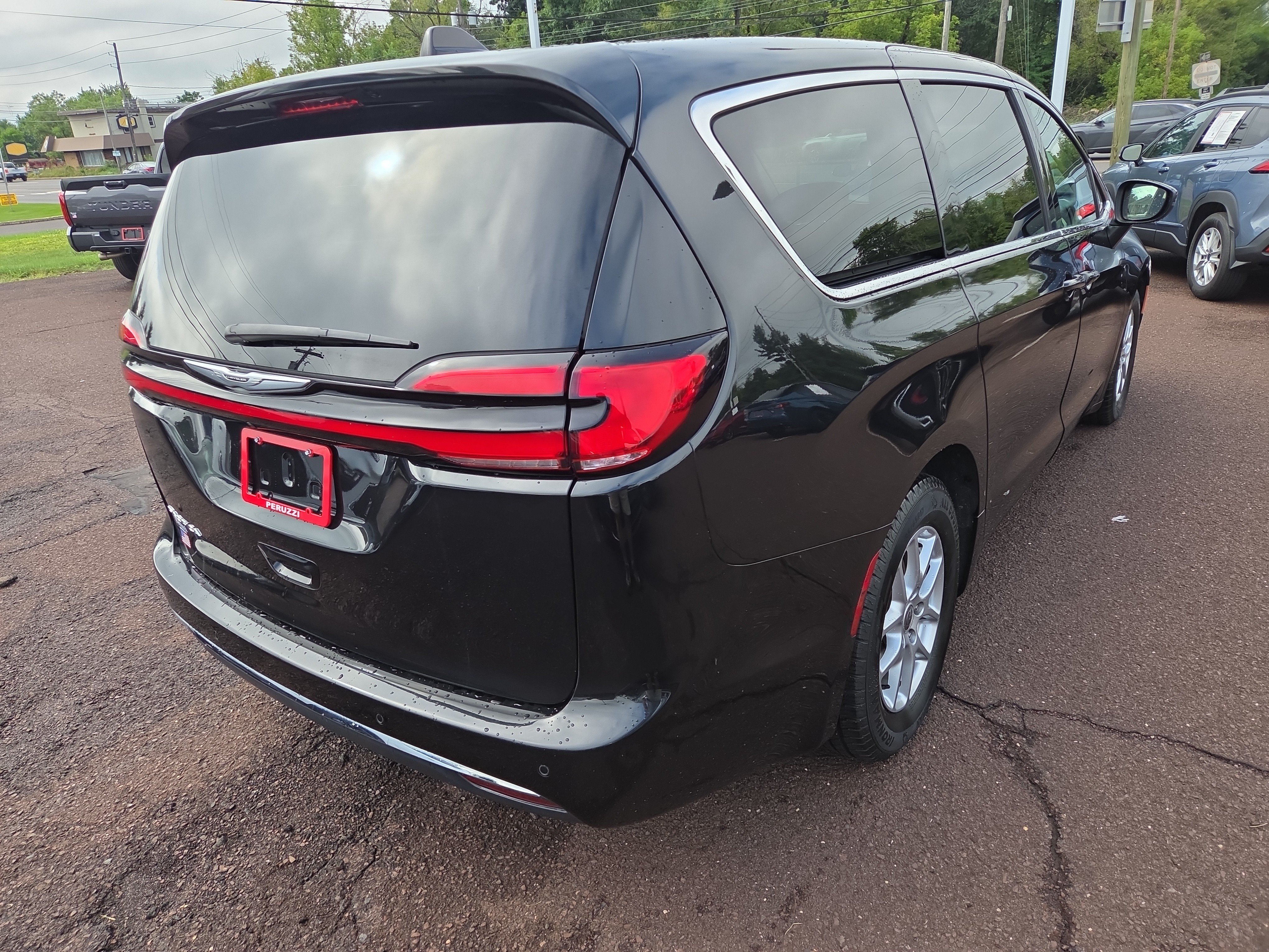 Used 2023 Chrysler Pacifica Touring-L FWD image 3