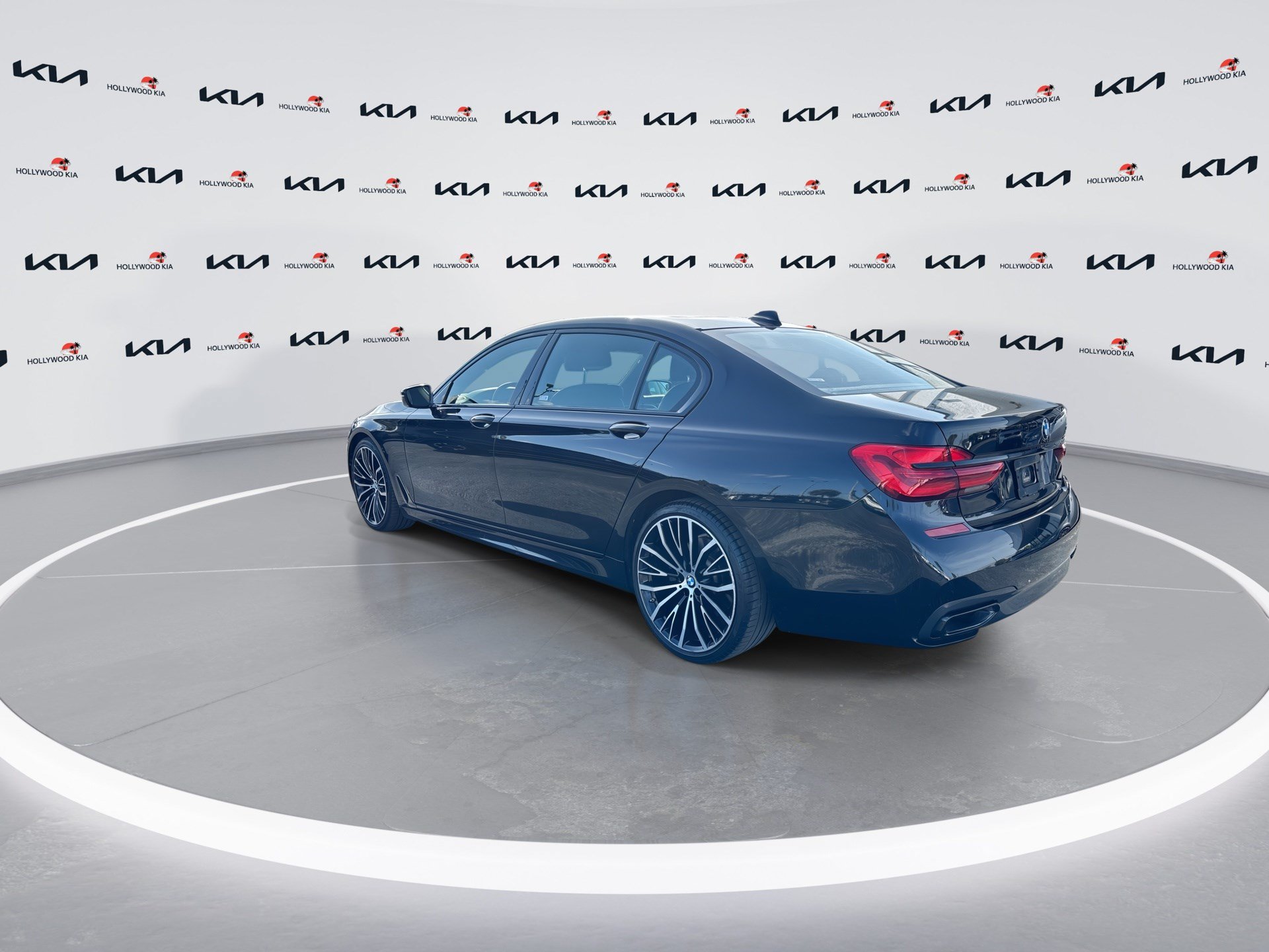 Used 2019 BMW 750i w/ M Sport Package RWD image 6