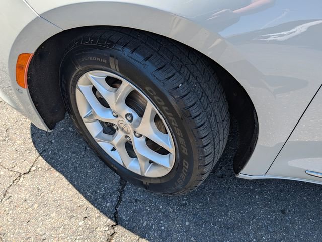 Used 2020 Chrysler Pacifica Limited w/ Advanced Safetytec Group FWD image 2
