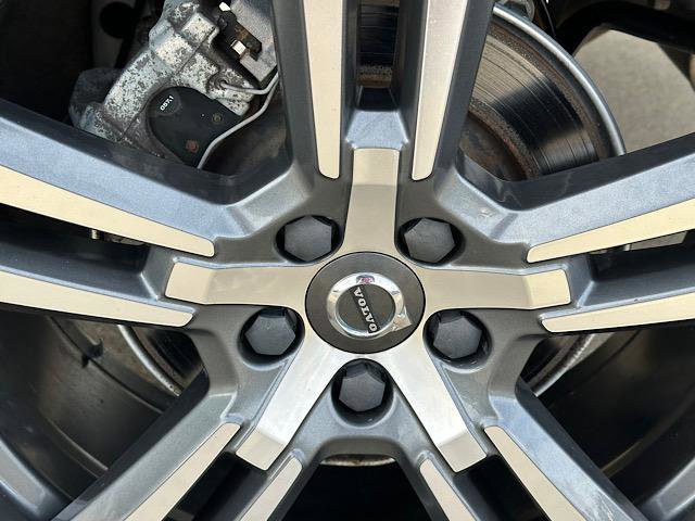 Used 2021 Volvo XC60 T5 Momentum w/ Premium Package image 32