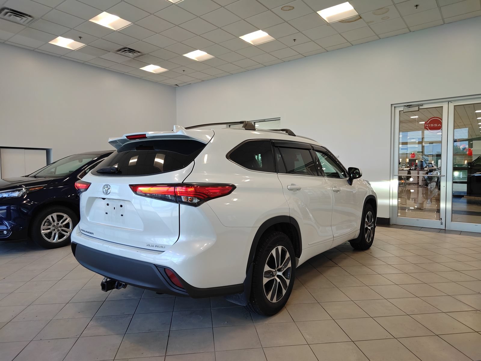 Used 2022 Toyota Highlander XLE AWD/4WD image 3