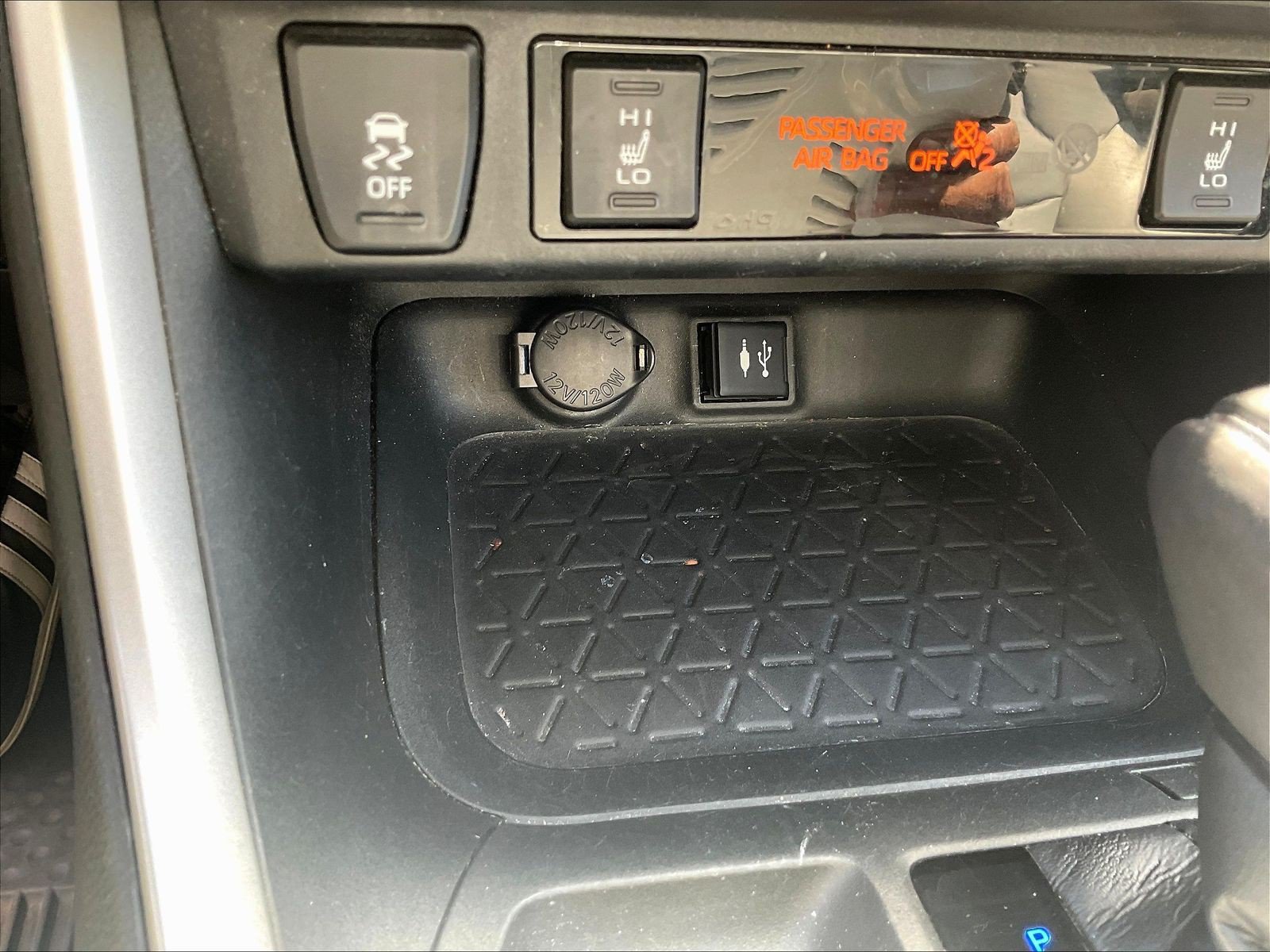 Used 2019 Toyota RAV4 XLE Premium w/ Cold Weather Package AWD/4WD image 17