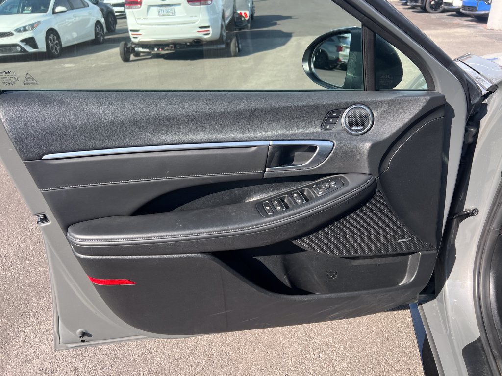 Used 2022 Hyundai Sonata Limited w/ Preferred Accessory Package FWD image 9