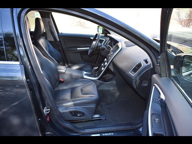 Used 2016 Volvo XC60 T5 Platinum FWD image 32