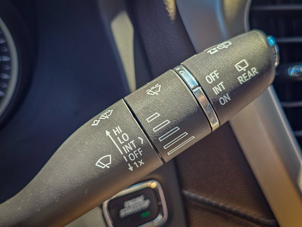 Used 2020 GMC Acadia SLT w/ LPO, Floor Liner Package FWD image 18