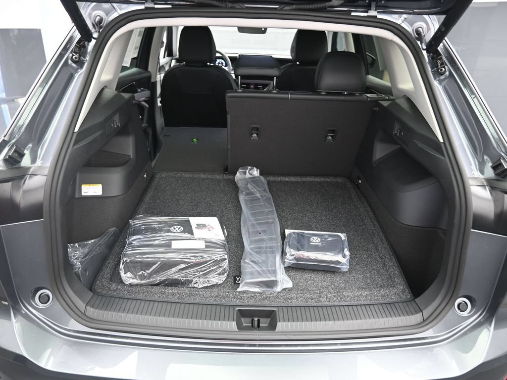 Used 2025 Volkswagen Tiguan SE FWD image 24