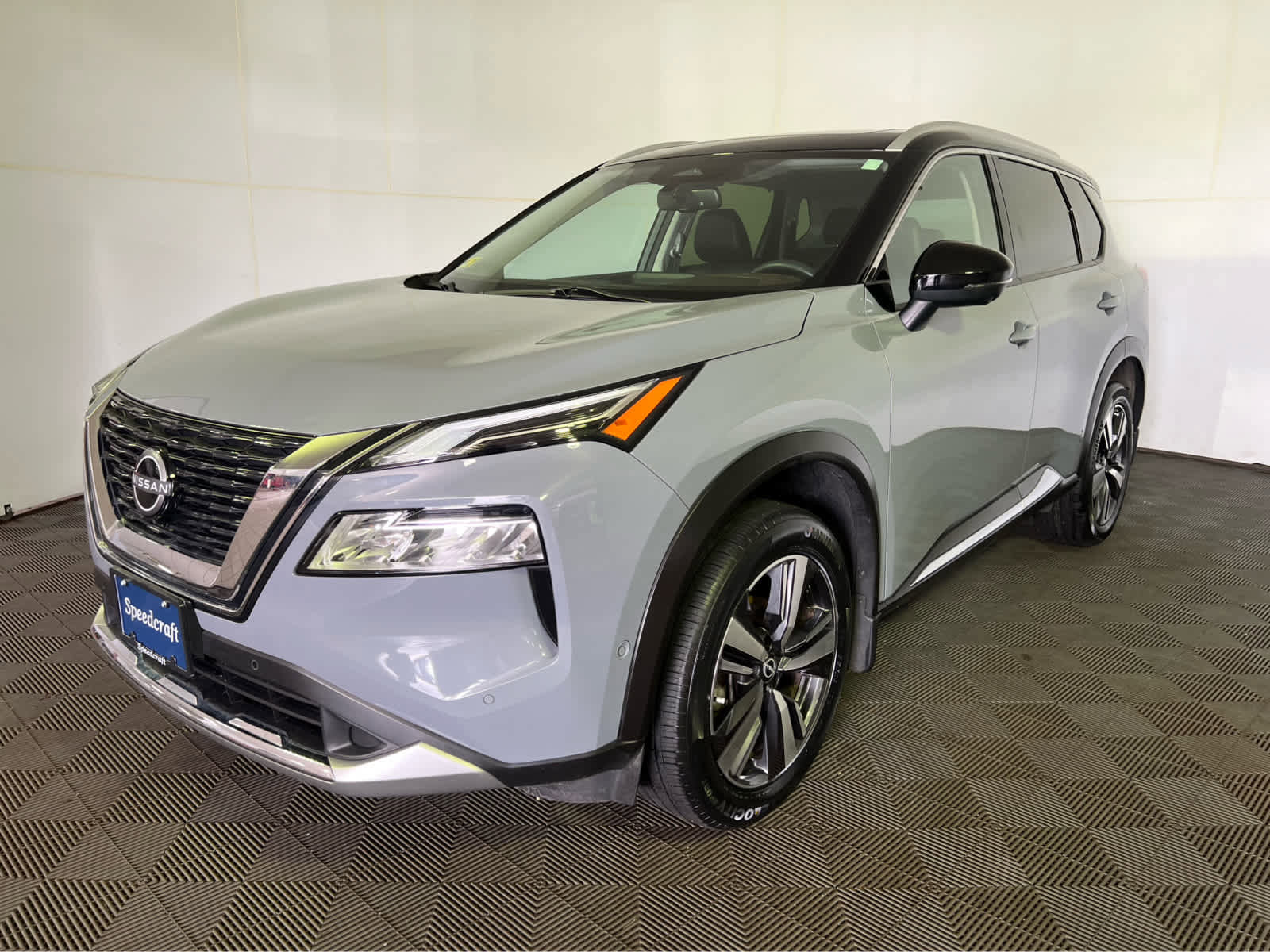 Used 2023 Nissan Rogue Platinum image 3