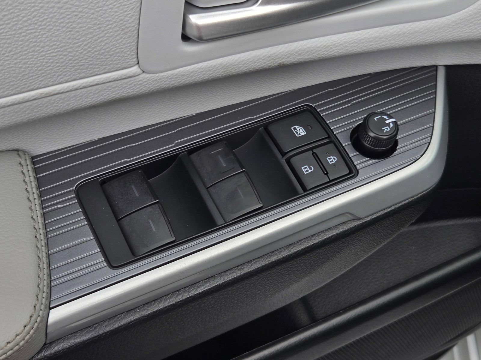 Certified 2026 Toyota Sienna XLE FWD image 10