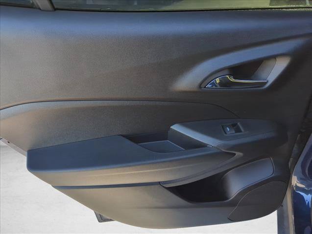 Used 2024 Chevrolet Trax LT w/ LT Convenience Package FWD image 9