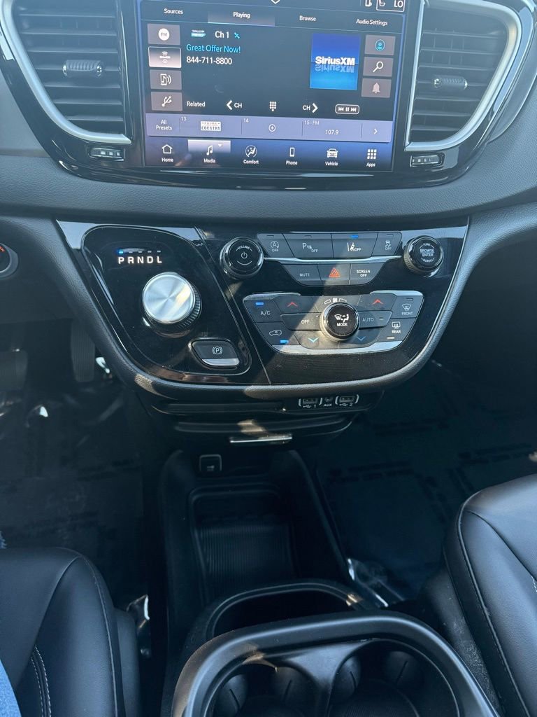 Used 2025 Chrysler Pacifica Select image 7