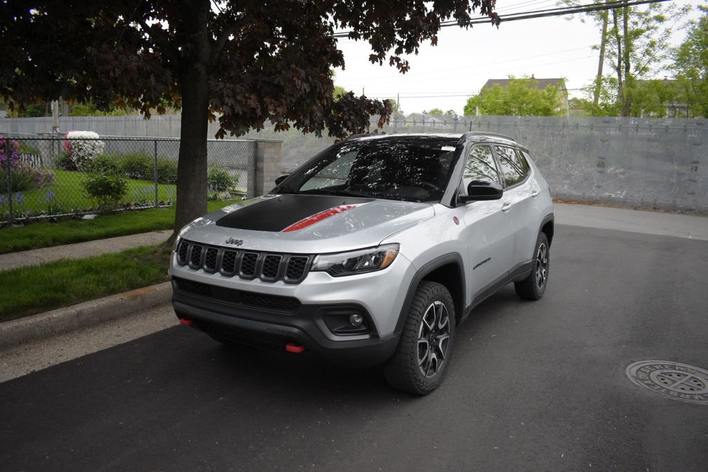 Used 2025 Jeep Compass Trailhawk AWD/4WD image 3