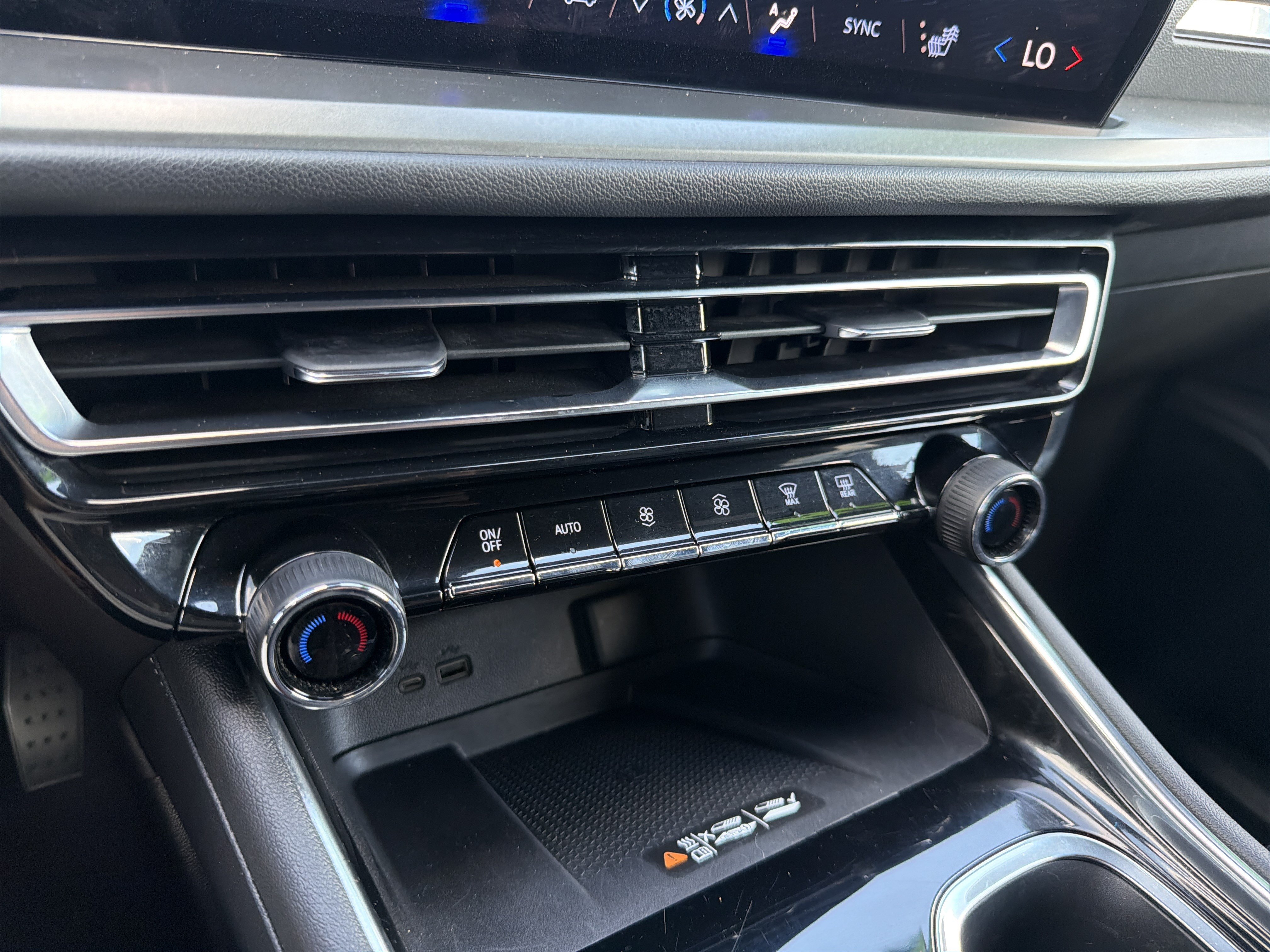 Used 2025 Chevrolet Traverse LT AWD/4WD image 8