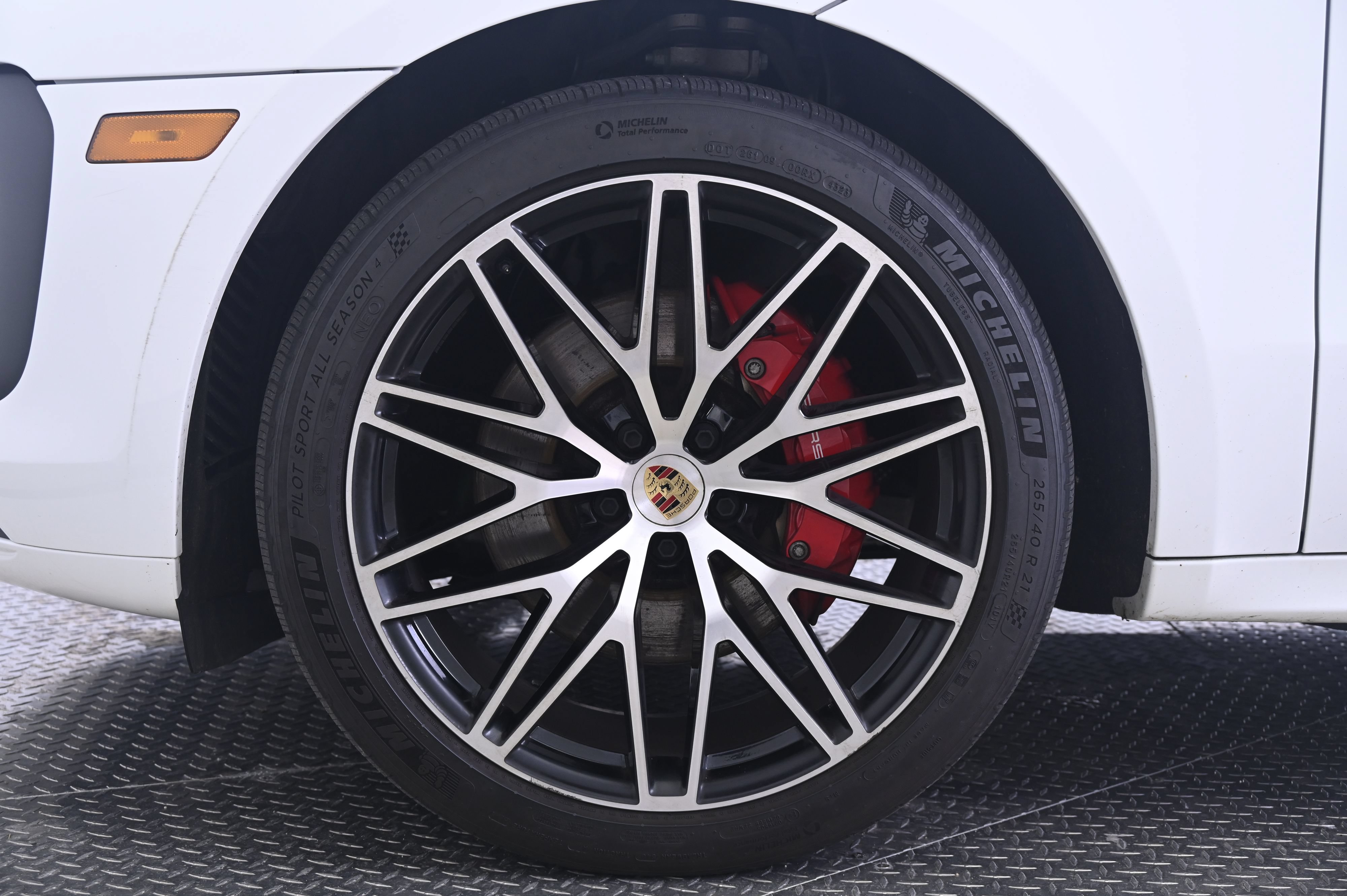 Certified 2024 Porsche Macan S AWD/4WD image 11
