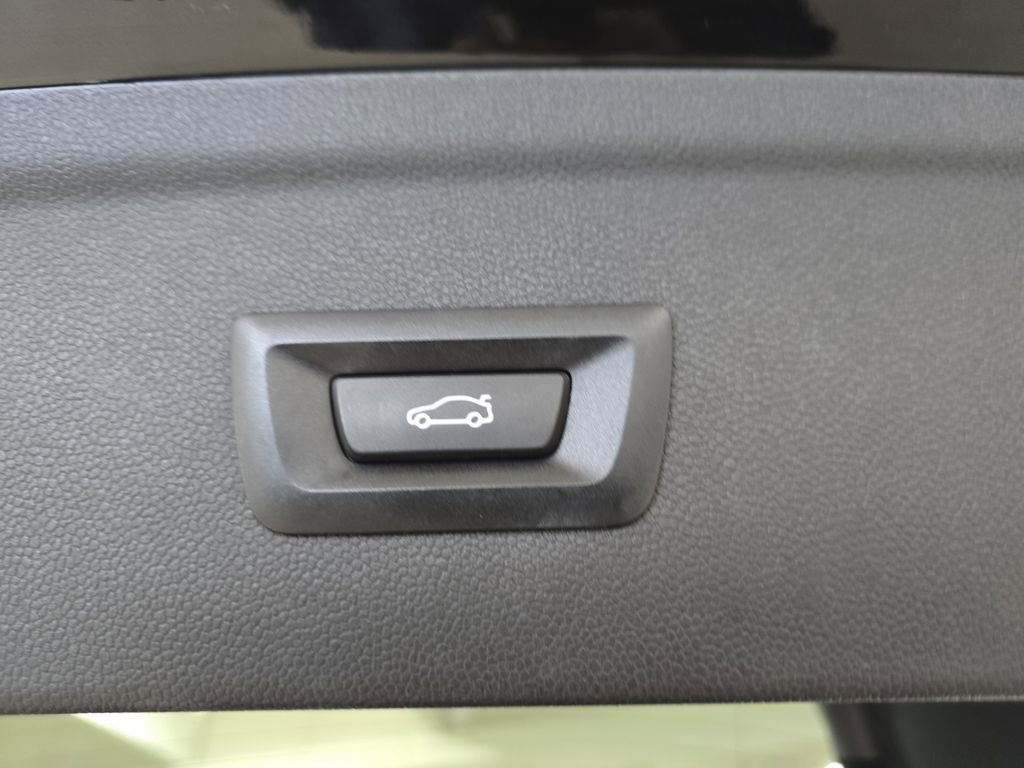 Used 2024 BMW iX xDrive50 w/ Sport Package AWD/4WD image 31