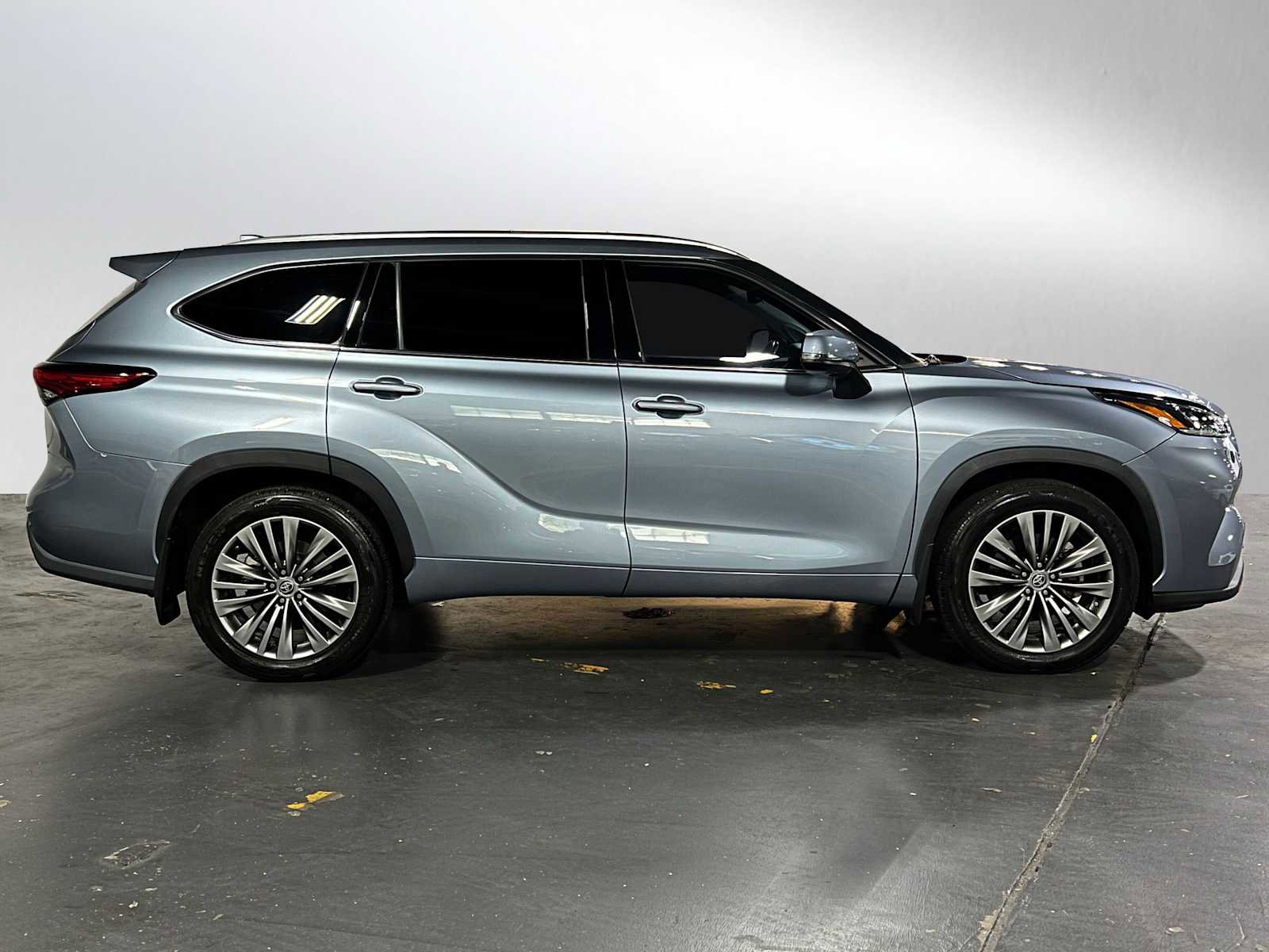 Used 2021 Toyota Highlander Platinum image 2