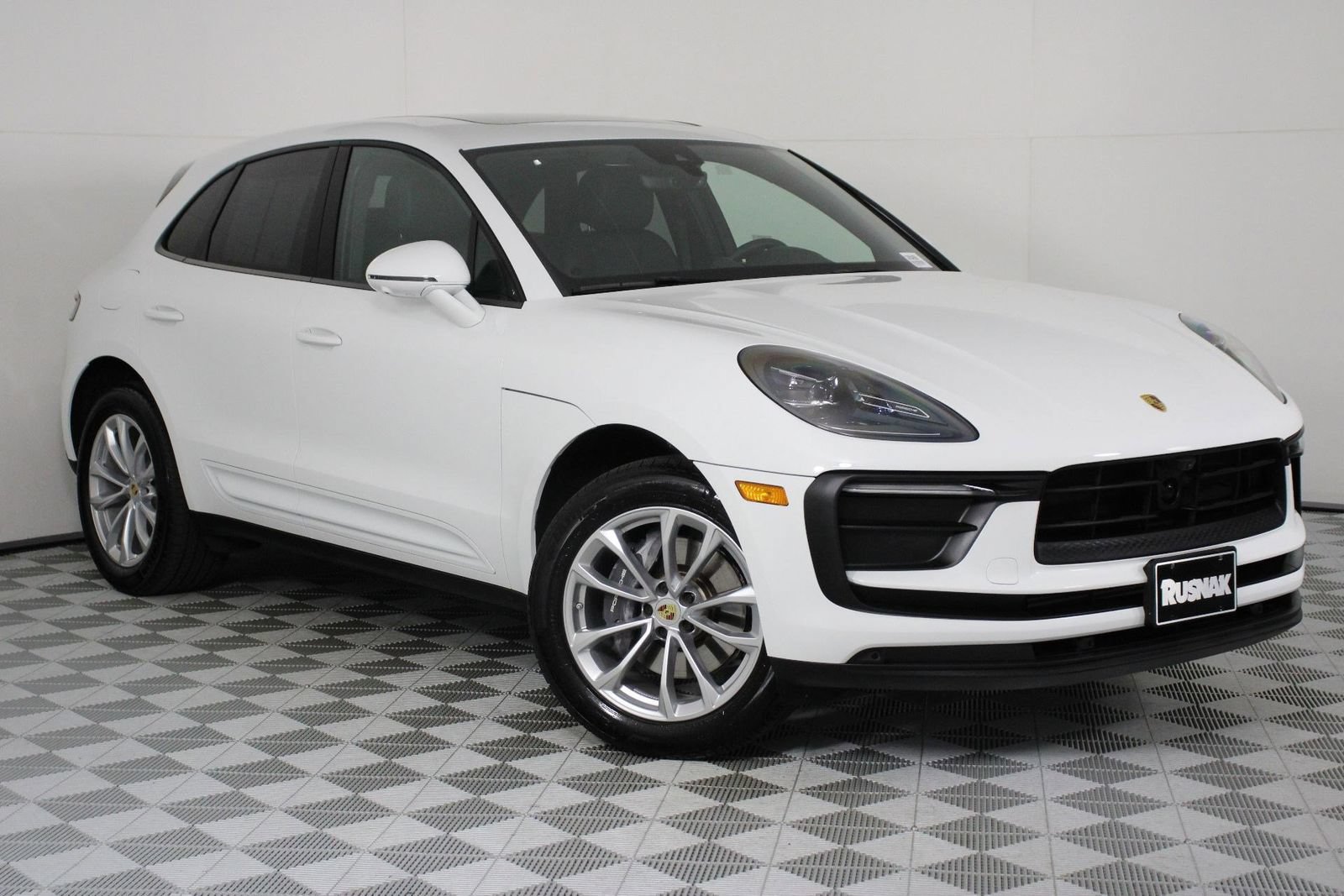 Certified 2026 Porsche Macan AWD/4WD image 9