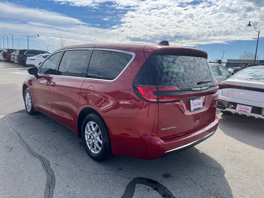 Used 2025 Chrysler Pacifica Select FWD image 5