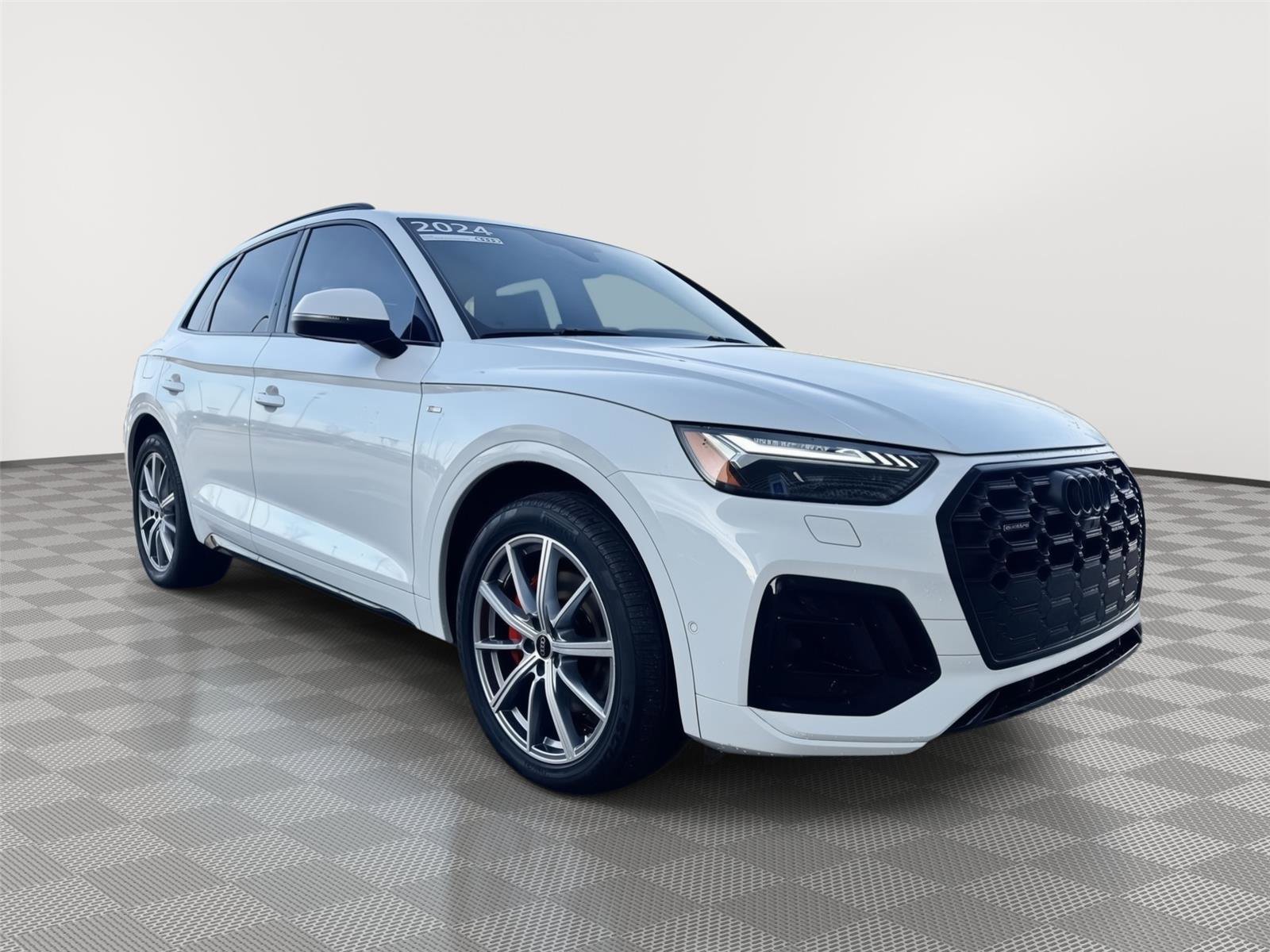 Used 2024 Audi Q5 e Prestige w/ Prestige Package image 3