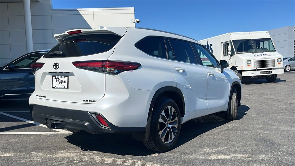 Used 2023 Toyota Highlander XLE image 4