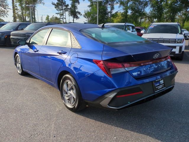Certified 2025 Hyundai Elantra SE FWD image 7
