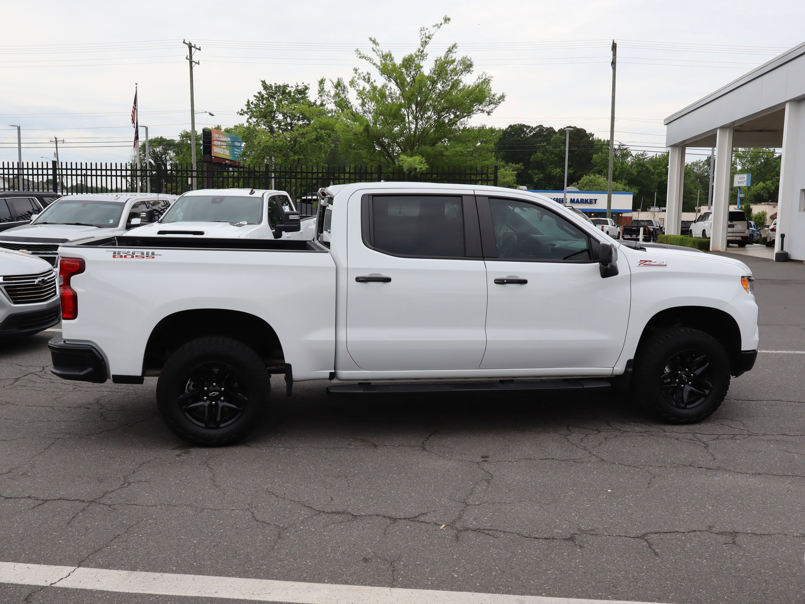 Used 2024 Chevrolet Silverado 1500 LT Trail Boss w/ LT Trail Boss Premium Package AWD/4WD image 11