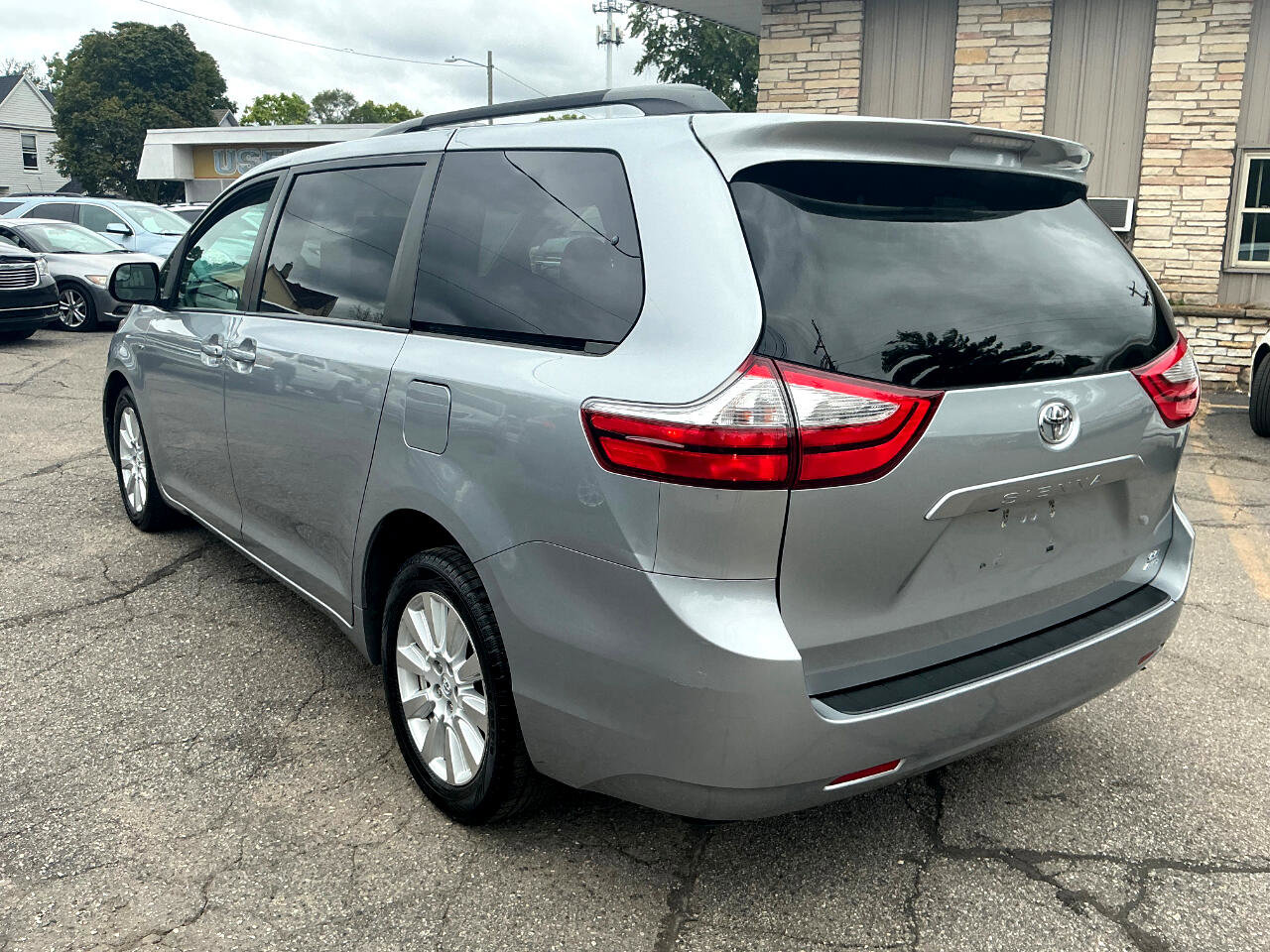 Used 2017 Toyota Sienna LE image 5
