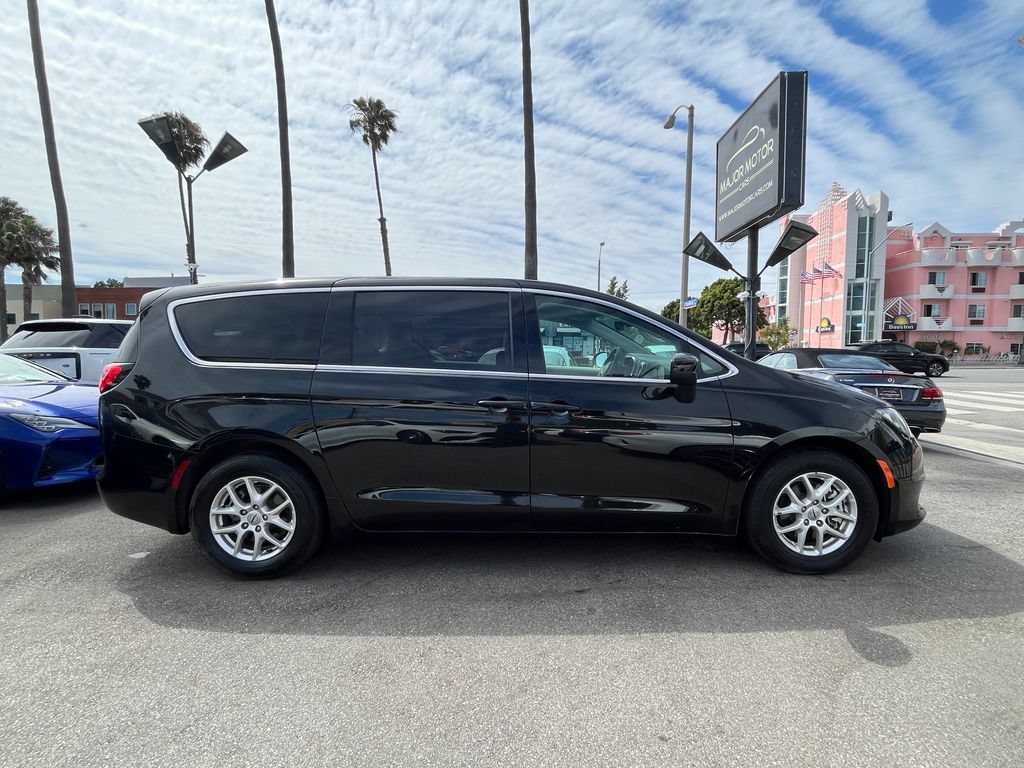 Used 2023 Chrysler Voyager LX FWD image 4