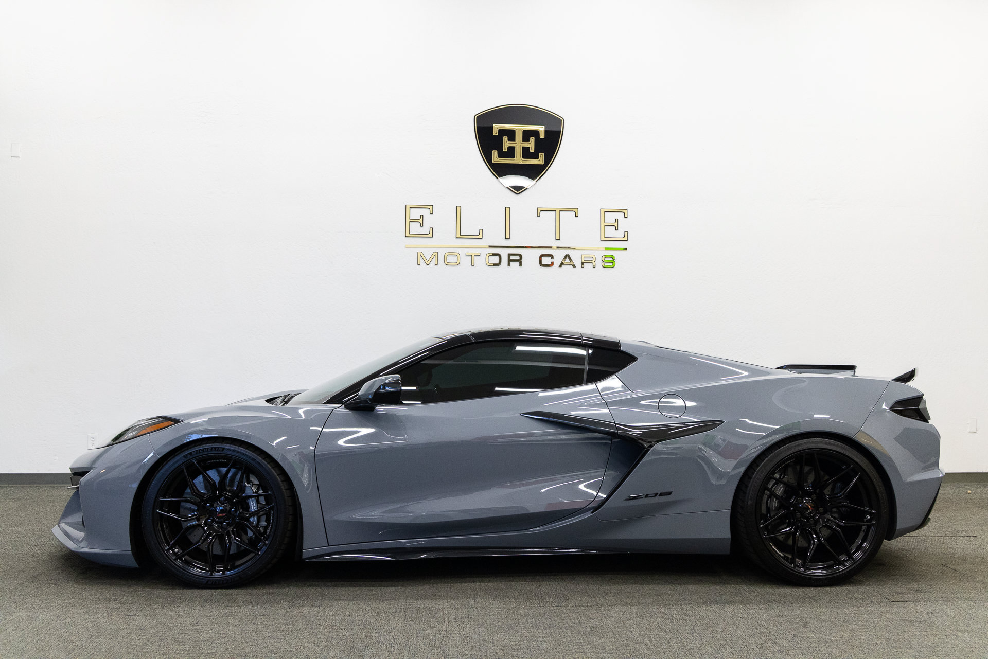 Used 2025 Chevrolet Corvette Z06 w/ Stealth Interior Trim Package RWD image 2