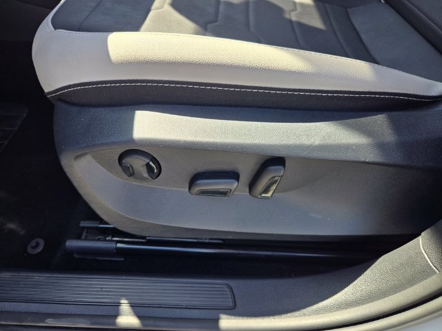 Used 2025 Volkswagen Taos SE FWD image 15