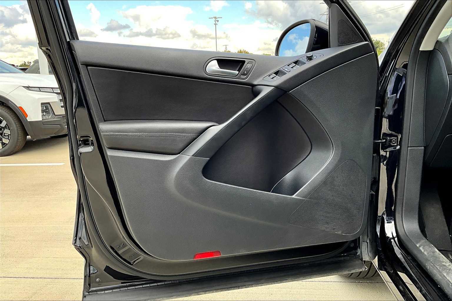 Used 2016 Volkswagen Tiguan SE image 21