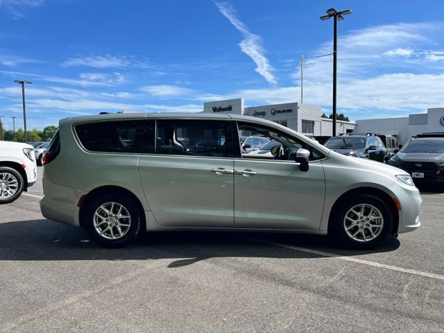 Used 2023 Chrysler Pacifica Touring-L FWD image 5