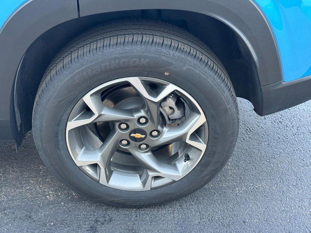 Used 2025 Chevrolet Trax LT w/ LT Convenience Package image 8