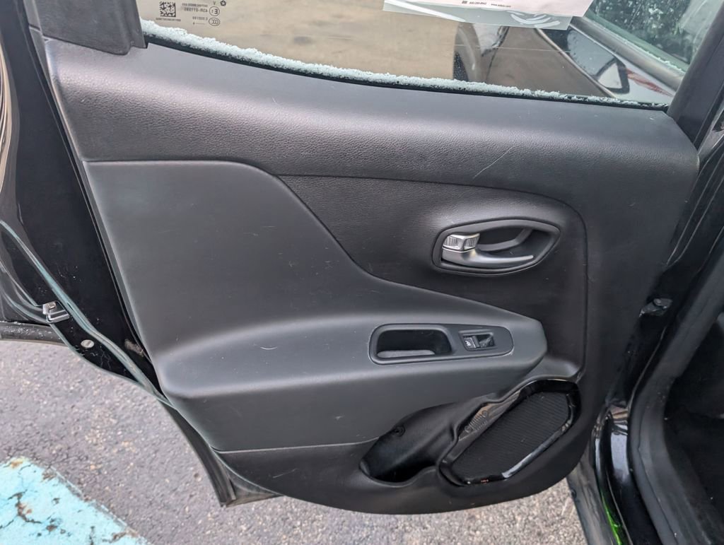 Used 2016 Jeep Renegade Latitude image 10