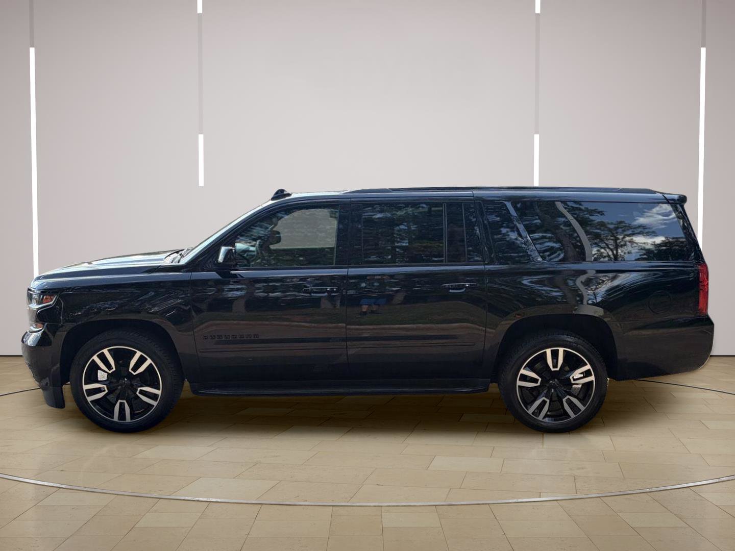 Used 2019 Chevrolet Suburban Premier AWD/4WD image 3
