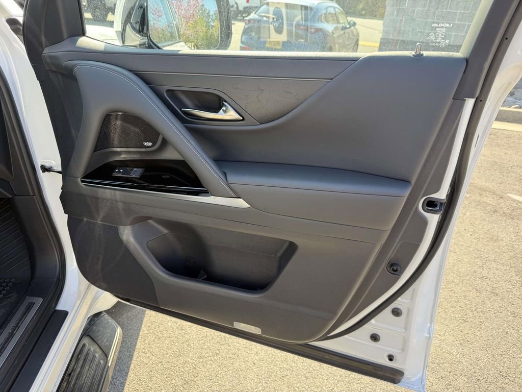 Used 2025 Lexus LX 600 4WD w/ Accessory Package (2T) image 15