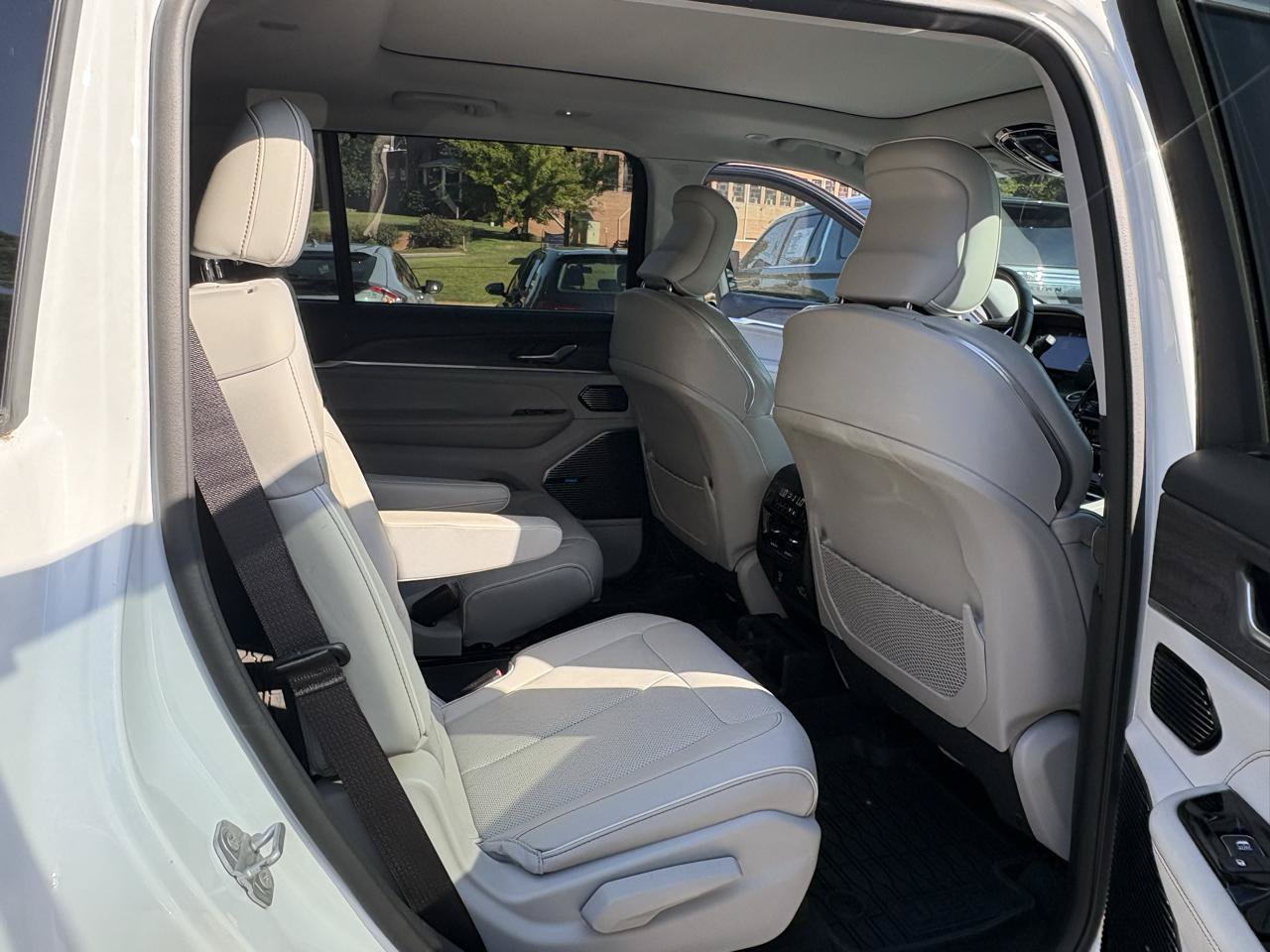 Used 2021 Jeep Grand Cherokee L Overland w/ Luxury Tech Group IV AWD/4WD image 13