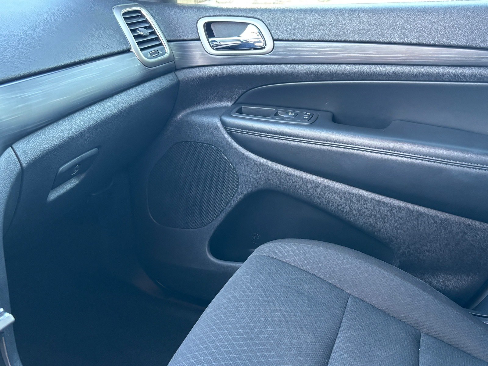 Used 2020 Jeep Grand Cherokee Laredo RWD image 17